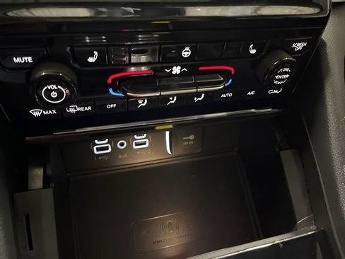 Used 2024 Jeep Grand Cherokee L Laredo w/ Luxury Tech Group I image 25