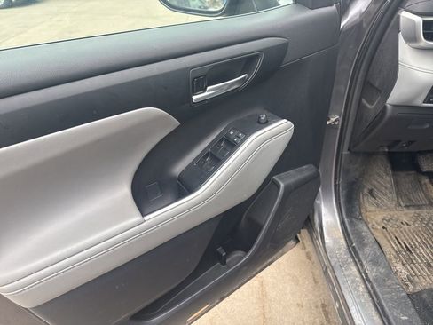 Used 2023 Toyota Highlander XLE image 12