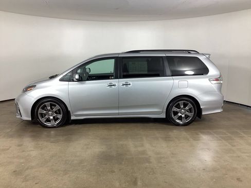 Used 2020 Toyota Sienna SE FWD image 17