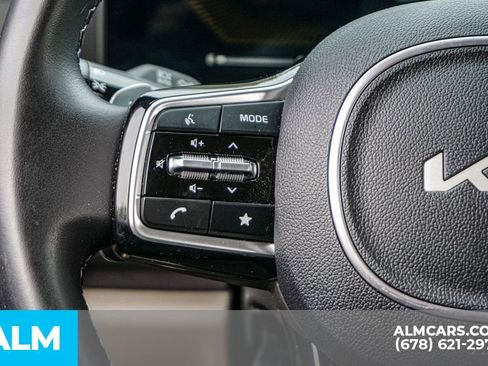 Used 2025 Kia Carnival EX image 31