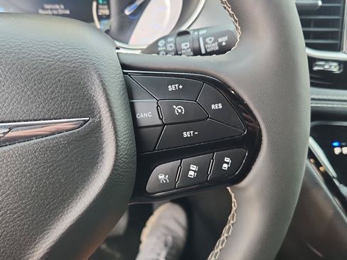 Used 2024 Chrysler Pacifica Limited FWD image 13