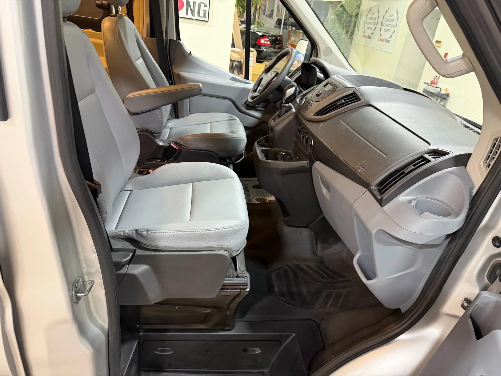 Used 2015 Ford Transit 250 148 Medium Roof RWD image 36
