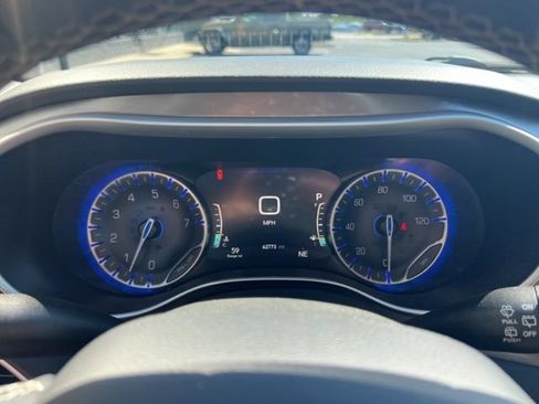 Used 2023 Chrysler Pacifica Touring-L FWD image 9