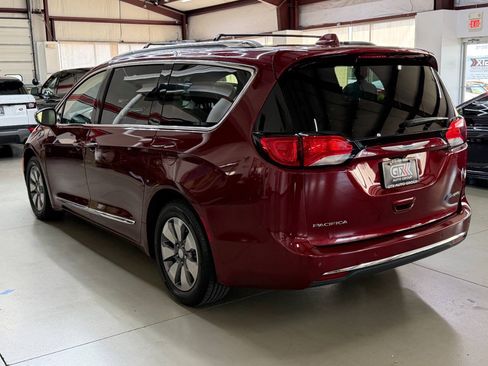 Used 2017 Chrysler Pacifica Platinum FWD image 4
