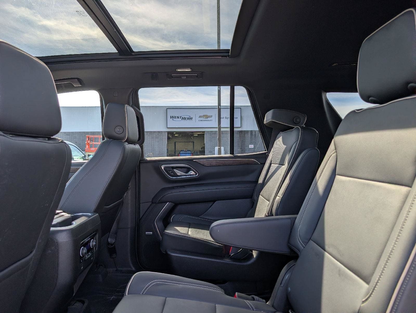 Used 2021 Chevrolet Tahoe Premier w/ Premium Package AWD/4WD image 10
