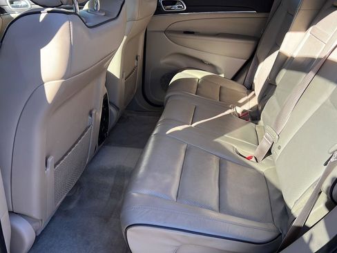 Used 2018 Jeep Grand Cherokee Overland image 16