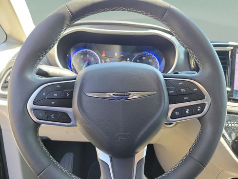 Used 2024 Chrysler Pacifica Touring-L w/ Uconnect Theater Family Group FWD image 16