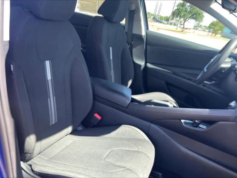 Used 2022 Hyundai Elantra SEL w/ Preferred Accessory Package FWD image 11