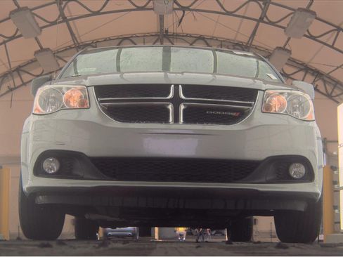 Used 2019 Dodge Grand Caravan SXT w/ Rear Park Assist Package image 4