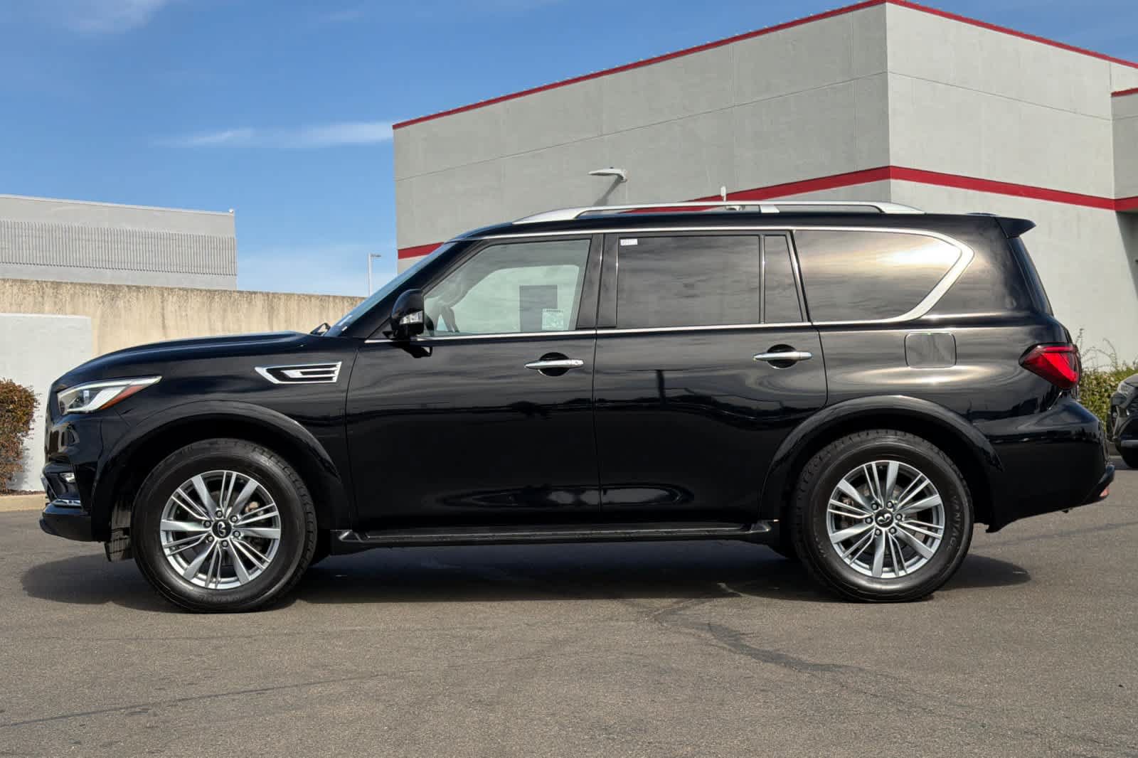 Used 2022 INFINITI QX80 Luxe AWD/4WD image 9