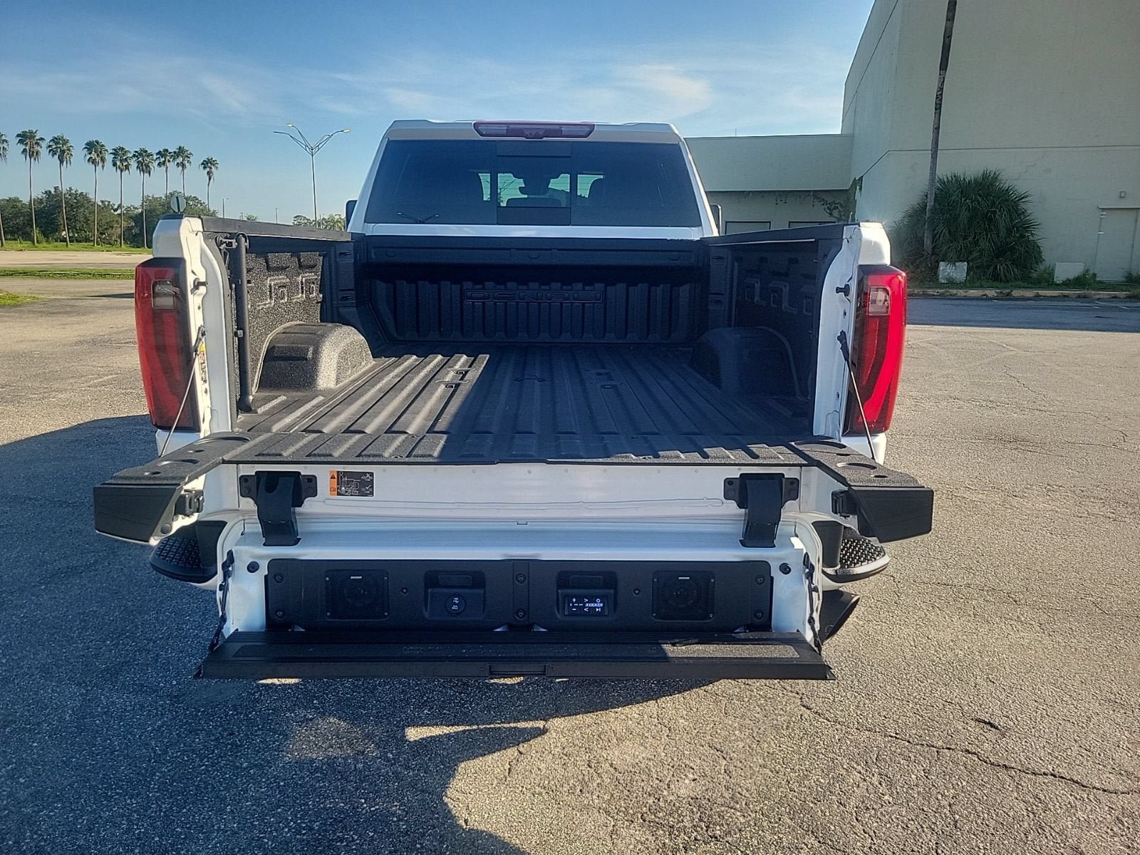 Used 2024 GMC Sierra 2500 Denali Ultimate AWD/4WD image 8