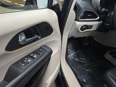 Used 2024 Chrysler Pacifica Touring-L FWD image 27