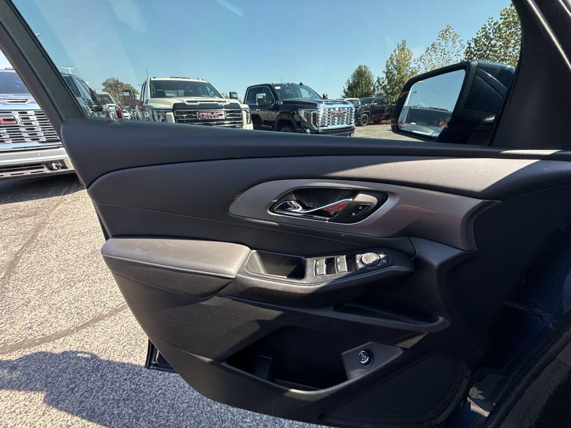 Used 2023 Chevrolet Traverse LT FWD image 29
