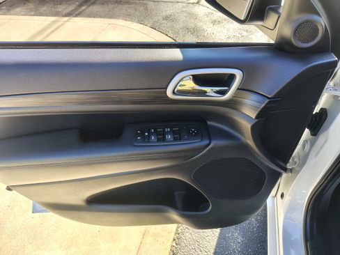 Certified 2021 Jeep Grand Cherokee Laredo AWD/4WD image 21