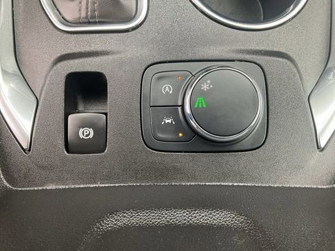 Used 2023 Chevrolet Traverse LT FWD image 17