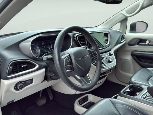 Used 2023 Chrysler Pacifica Touring-L FWD image 23