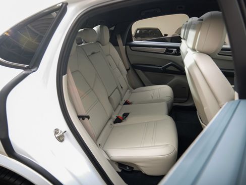 Used 2022 Porsche Cayenne S AWD/4WD image 28
