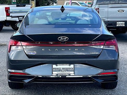 Used 2023 Hyundai Elantra Limited FWD image 4