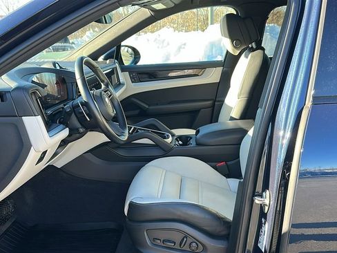 Used 2024 Porsche Cayenne Base image 9