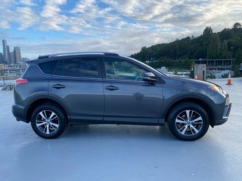 Used 2017 Toyota RAV4 XLE AWD/4WD image 2