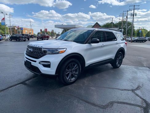Used 2021 Ford Explorer XLT w/ Equipment Group 202A image 4