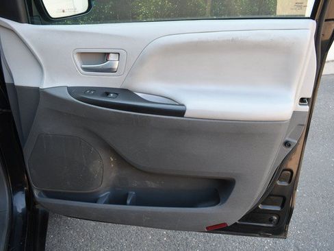 Used 2015 Toyota Sienna LE FWD image 23