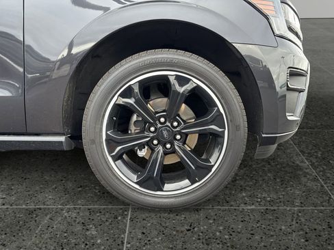 Used 2024 Ford Expedition Limited image 9