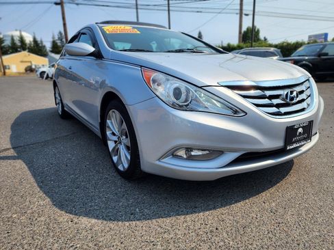 Used 2011 Hyundai Sonata SE w/ Navigation & Sunroof Pkg 4 FWD image 3