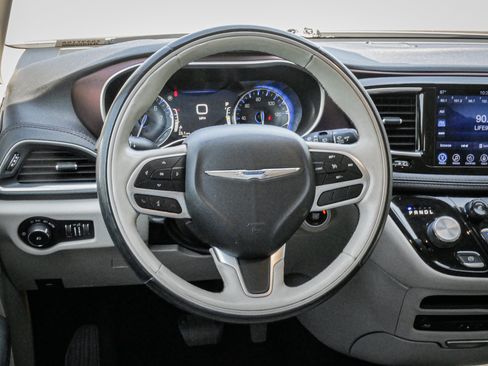 Used 2017 Chrysler Pacifica Limited w/ UConnect Theater Package FWD image 6