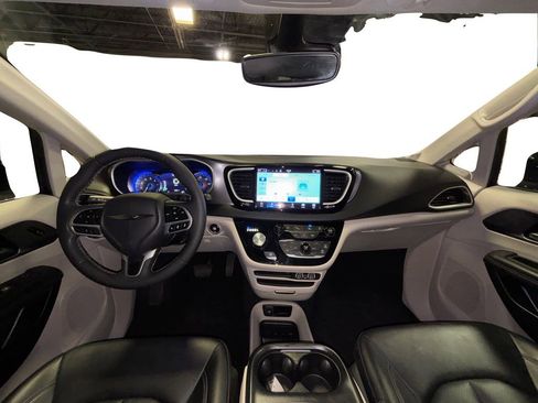 Used 2024 Chrysler Pacifica Touring-L image 10