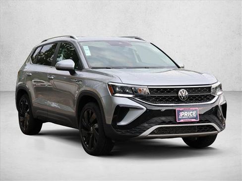 Used 2023 Volkswagen Taos SE w/ Panoramic Sunroof Package AWD/4WD image 3