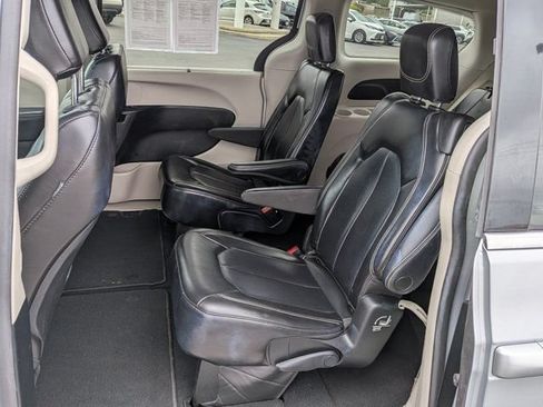 Used 2023 Chrysler Pacifica Touring-L FWD image 15