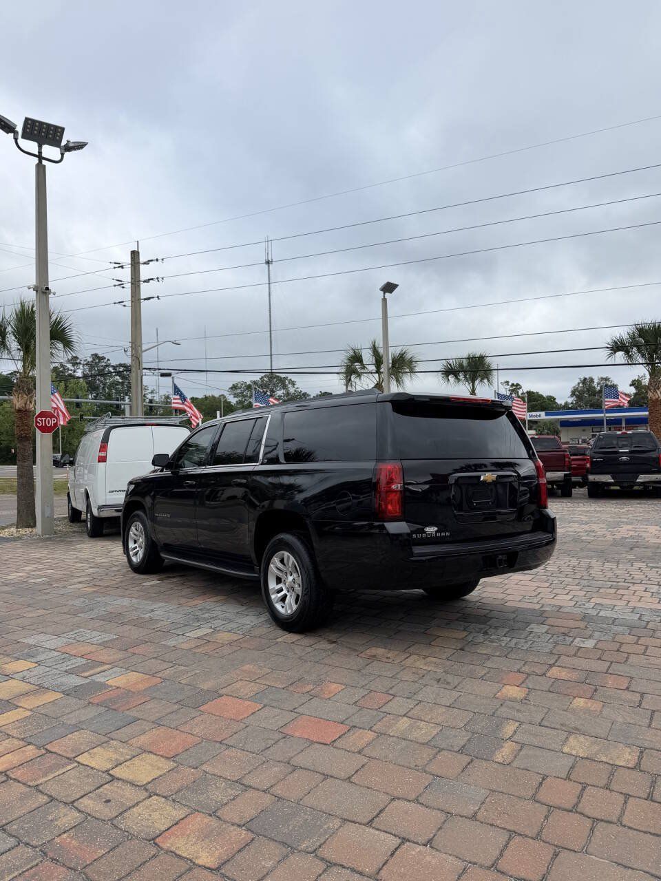 Used 2018 Chevrolet Suburban LT RWD image 9