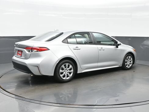 Used 2025 Toyota Corolla LE FWD image 6
