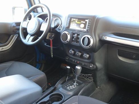 Used 2016 Jeep Wrangler Unlimited Rubicon w/ Connectivity Group image 17