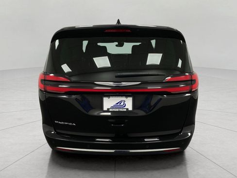 Used 2024 Chrysler Pacifica Touring-L FWD image 5