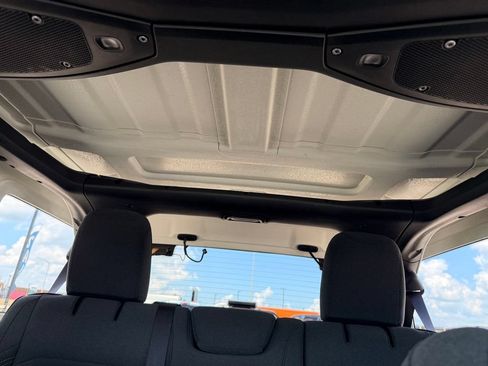 Used 2025 Jeep Wrangler Unlimited Sahara AWD/4WD image 28