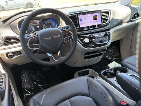 Used 2024 Chrysler Pacifica Touring-L FWD image 16