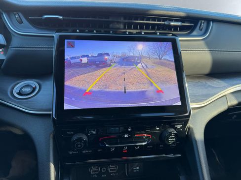 Used 2023 Jeep Grand Cherokee Limited image 15