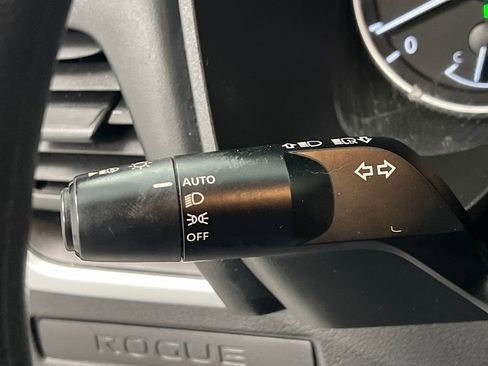 Used 2024 Nissan Rogue S image 39