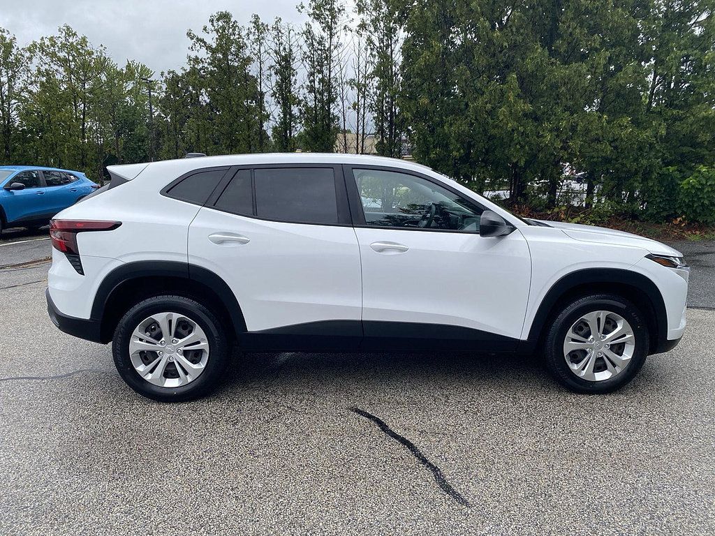 Certified 2024 Chevrolet Trax LS FWD image 27