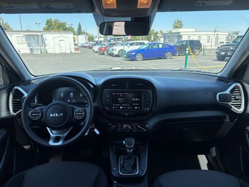 Used 2025 Kia Soul LX w/ LX Technology Package FWD image 31