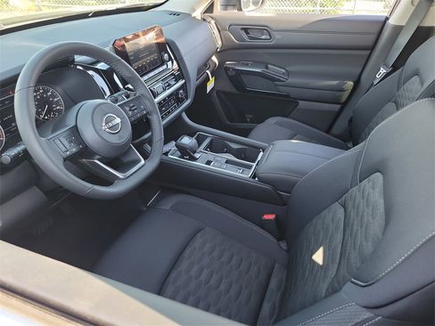 New 2025 Nissan Pathfinder SL image 3