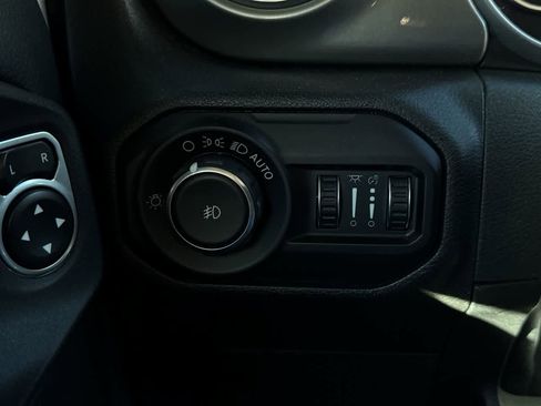 Used 2018 Jeep Wrangler Unlimited Sahara image 21