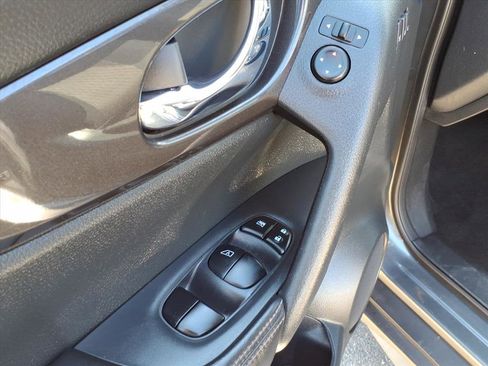 Used 2019 Nissan Rogue SV w/ Premium Package image 14