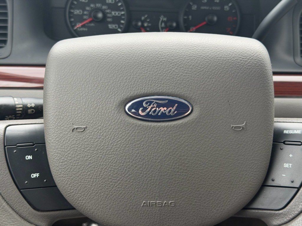 Used 2011 Ford Crown Victoria LX w/ Comfort Appearance Pkg RWD image 11