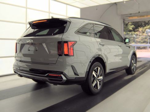 Used 2023 Kia Sorento EX w/ Panoramic Sunroof Package FWD image 4