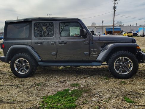 Used 2018 Jeep Wrangler Unlimited Sahara AWD/4WD image 4