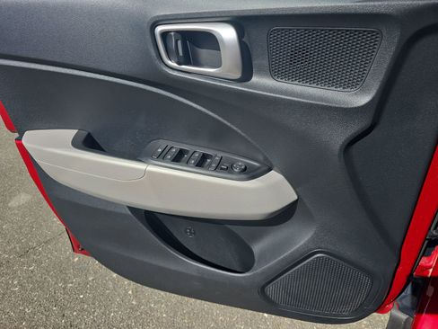 Used 2024 Hyundai Venue SEL image 32