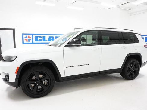 Used 2022 Jeep Grand Cherokee L Limited w/ Black Appearance Package image 10